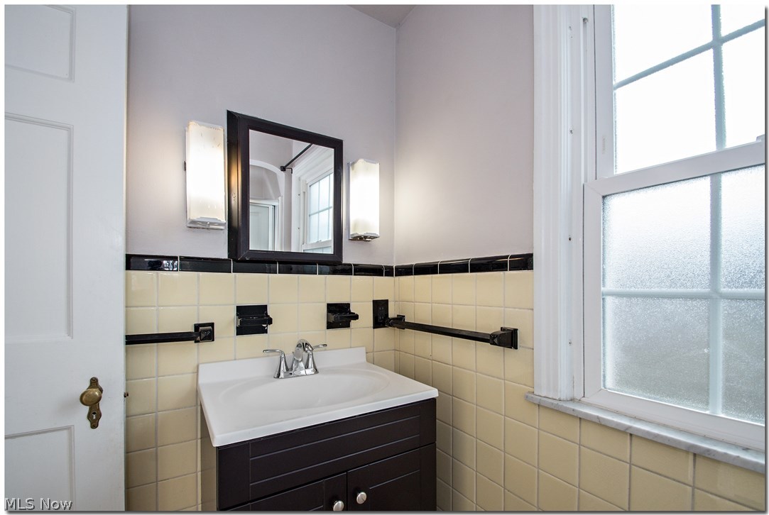 3695 Strathavon Road Cleveland, OH 44120 - Photo 20 of 32