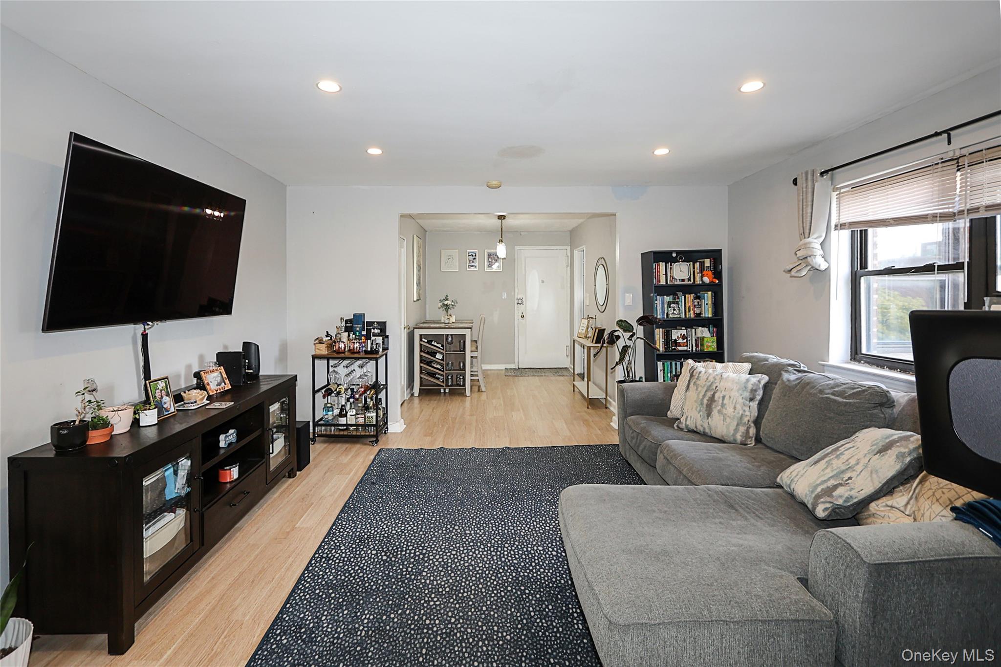 147-10 84th Road, Unit 6K Queens, NY 11435 - Photo 10 of 21 Living area featuring light wood-style floors and recessed lighting