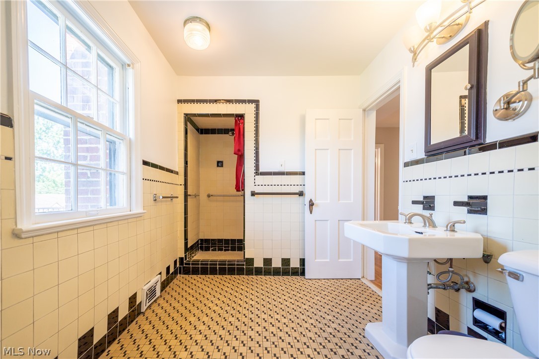 2552 Traymore Road Cleveland, OH 44118 - Photo 24 of 35 The Main Bathroom with step-in shower and separate soaking tub