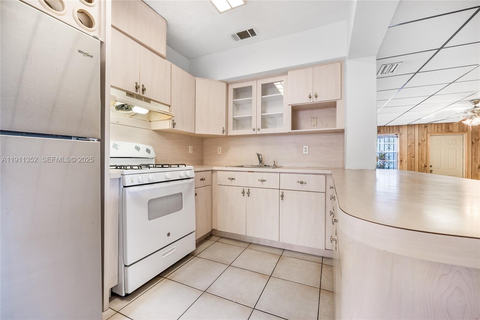 682 West 37th Street Hialeah, FL 33012 - Photo 7 of 23