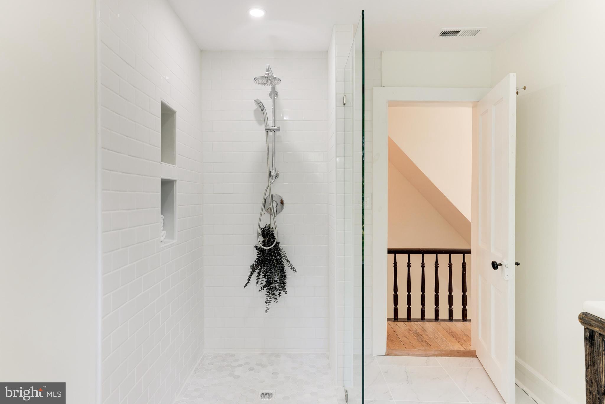 13049 Loyalty Road Leesburg, VA 20176 - Photo 50 of 79 Hall Shower