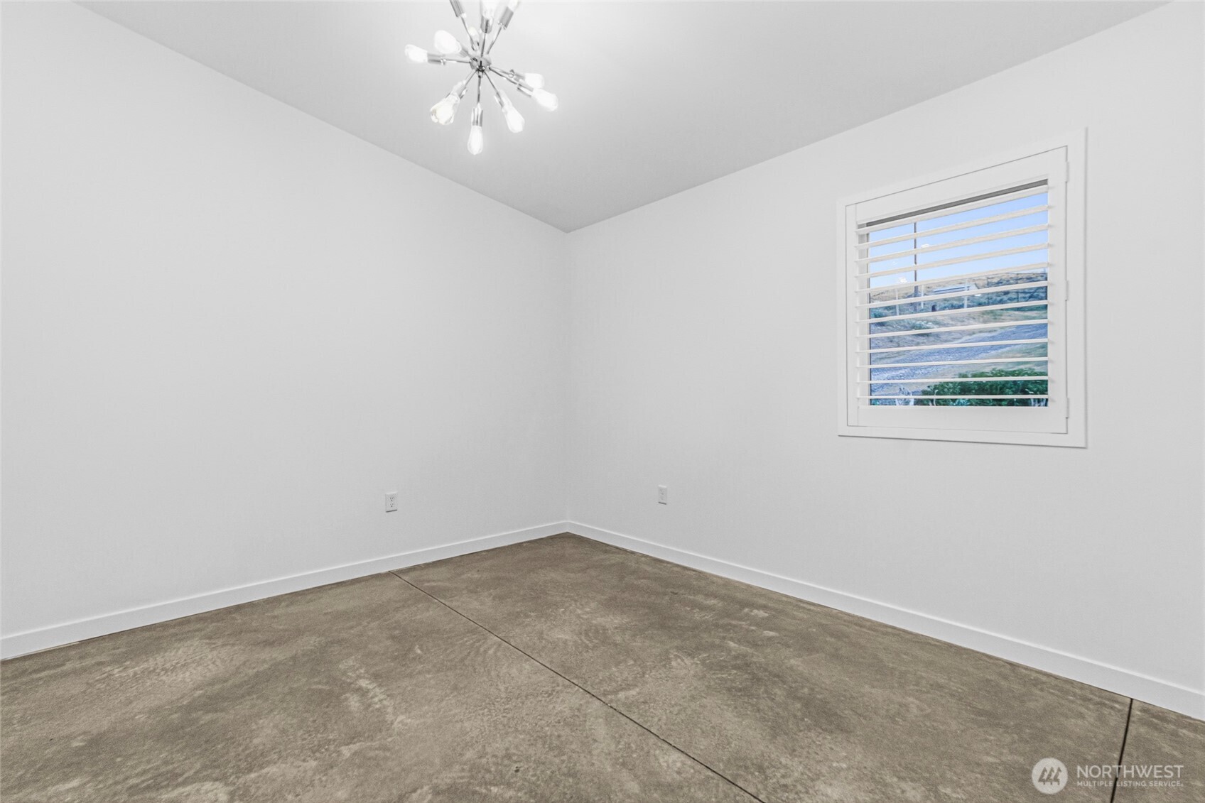 4205 Plum Point Road Grand Coulee, WA 99133 - Photo 16 of 39 an empty room with a window