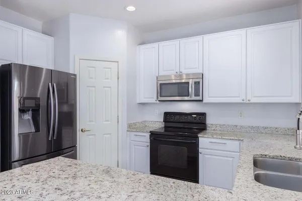 $2,695 | 7031 South 30th Street, Phoenix, AZ 85042