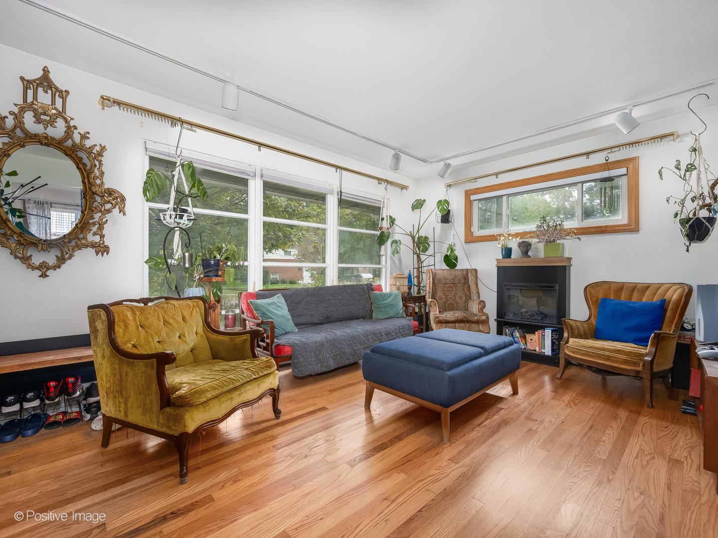 18646 Palmer Circle Homewood, IL 60430 - Photo 2 of 17 a living room with furniture and a window