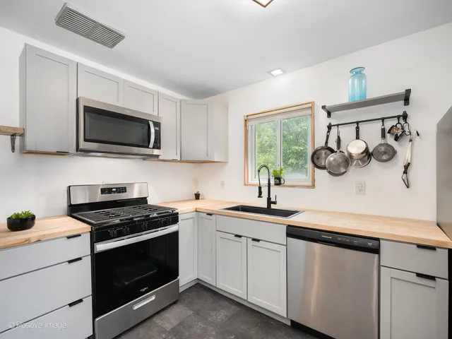 $236,000 | 18646 Palmer Circle, Homewood, IL 60430