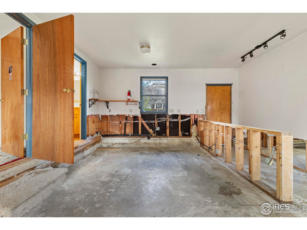 855 Union Avenue Boulder, CO 80304 - Photo 13 of 21 a view of a furniture and window in a room