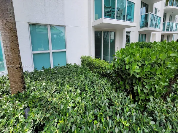 $3,900 | 31 Southeast 5th Street, Unit 1110, Miami, FL 33131