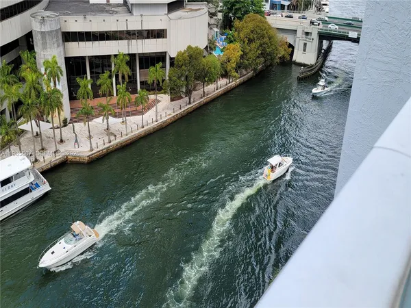 $3,900 | 31 Southeast 5th Street, Unit 1110, Miami, FL 33131