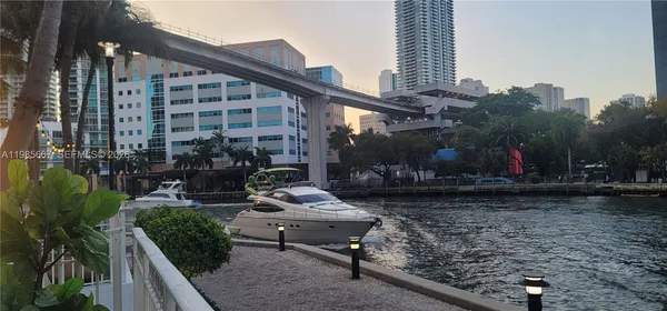 $3,900 | 31 Southeast 5th Street, Unit 1110, Miami, FL 33131