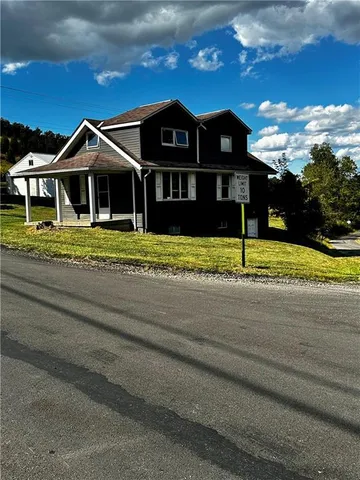 $900 | 808 Prospect Road, Evans City, PA 16033