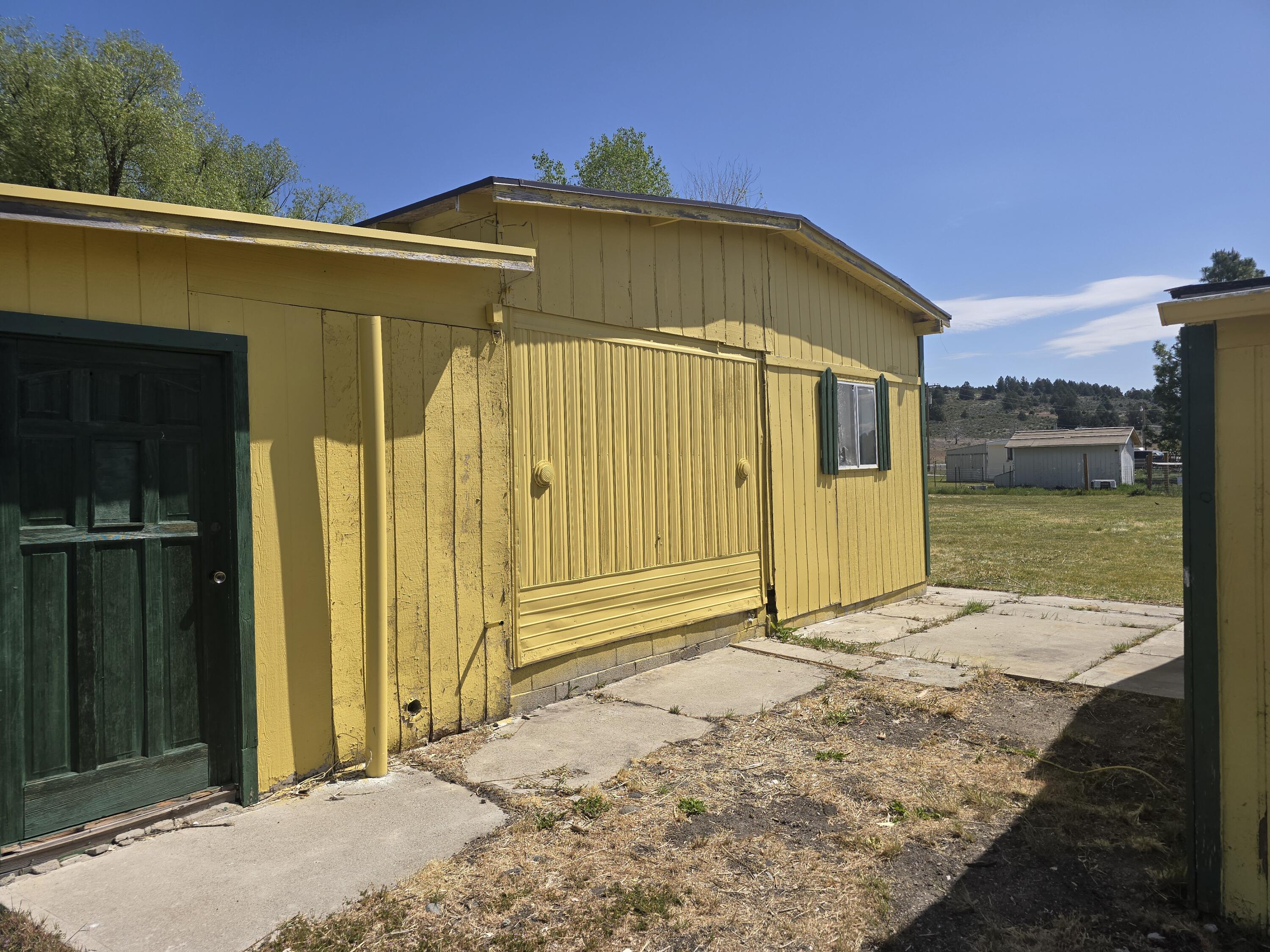31974 Drews Road Chiloquin, OR 97624 - Photo 22 of 25 a front view of a house with a yard
