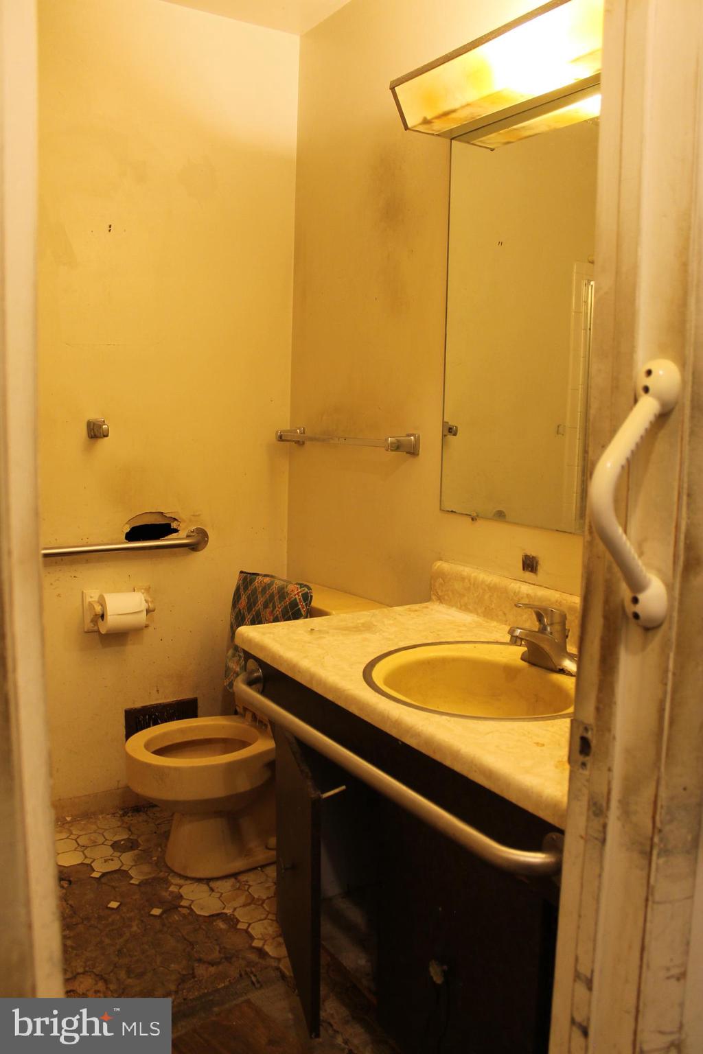 9309 Cross Bow Road Fort Washington, MD 20744 - Photo 10 of 32 Upper- Level Full Bathroom