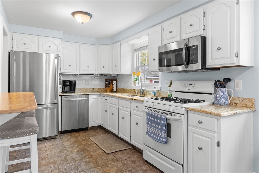 111 Locke Road Chelmsford, MA 01824 - Photo 8 of 28