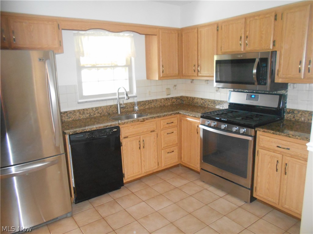 7610 Roeper Road Parma, OH 44134 - Photo 3 of 18 Built in microwave allows for plenty of counter space.