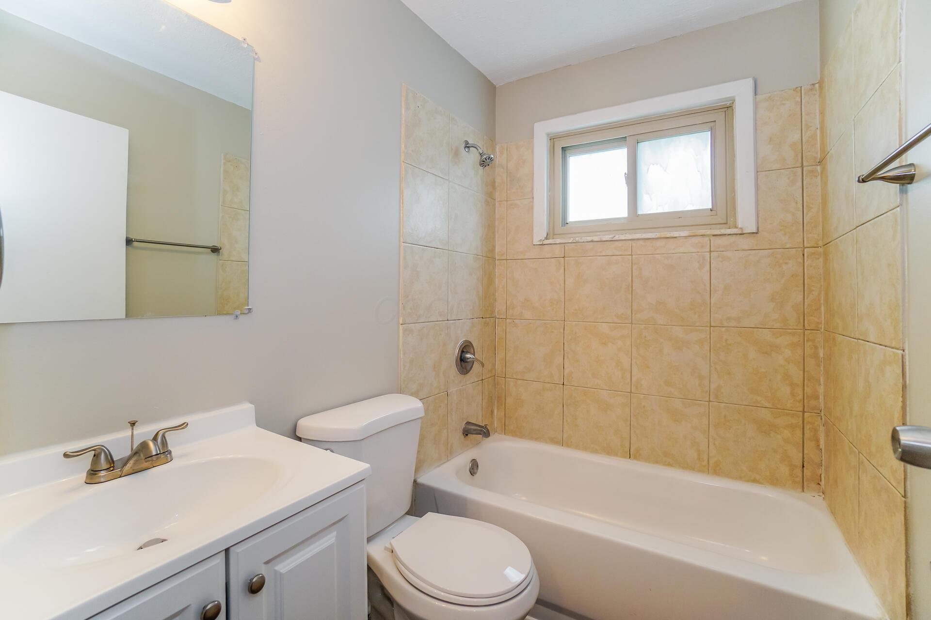 1659 Greenville Road Columbus, OH 43223 - Photo 11 of 15 11 Bathroom