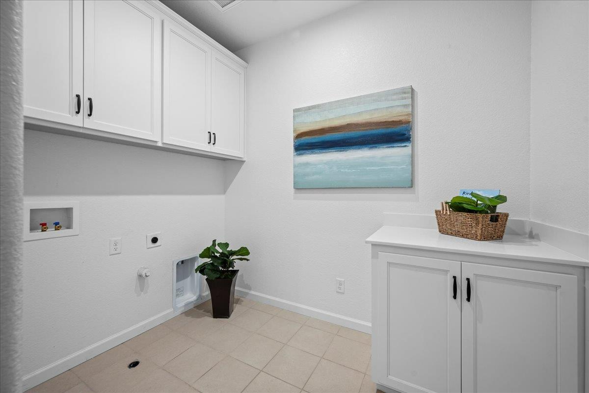 4828 Aldridge Ravine Court Folsom, CA 95630 - Photo 30 of 43 a white room with a potted plant