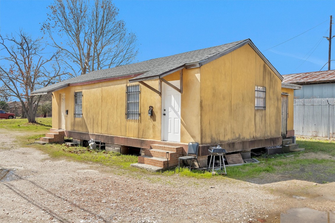 5817 Downing Street Houston, TX 77020 - Photo 8 of 10 a view of a house with backyard and sitting area