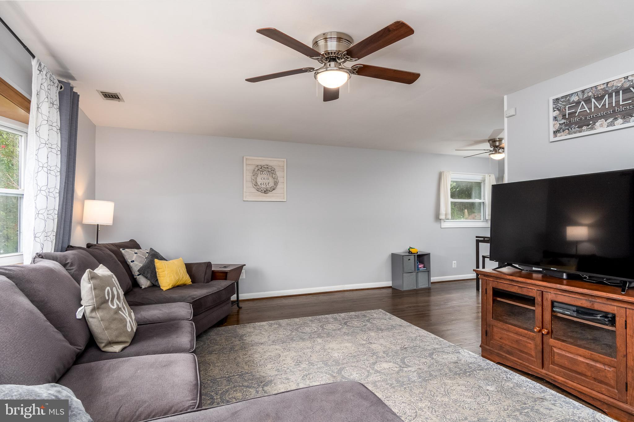 5716 Oakland Road Halethorpe, MD 21227 - Photo 6 of 32 Living Room