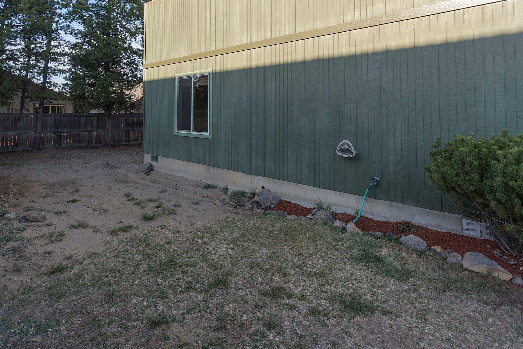 16476 Riley Drive La Pine, OR 97739 - Photo 20 of 23 Spacious side