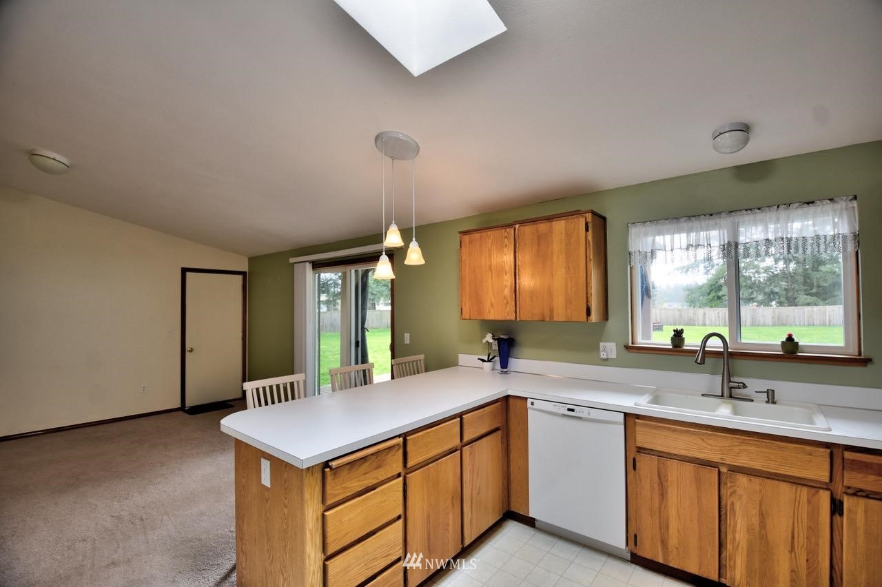 18507 Elderberry Street Southwest Rochester, WA 98579 - Photo 11 of 34