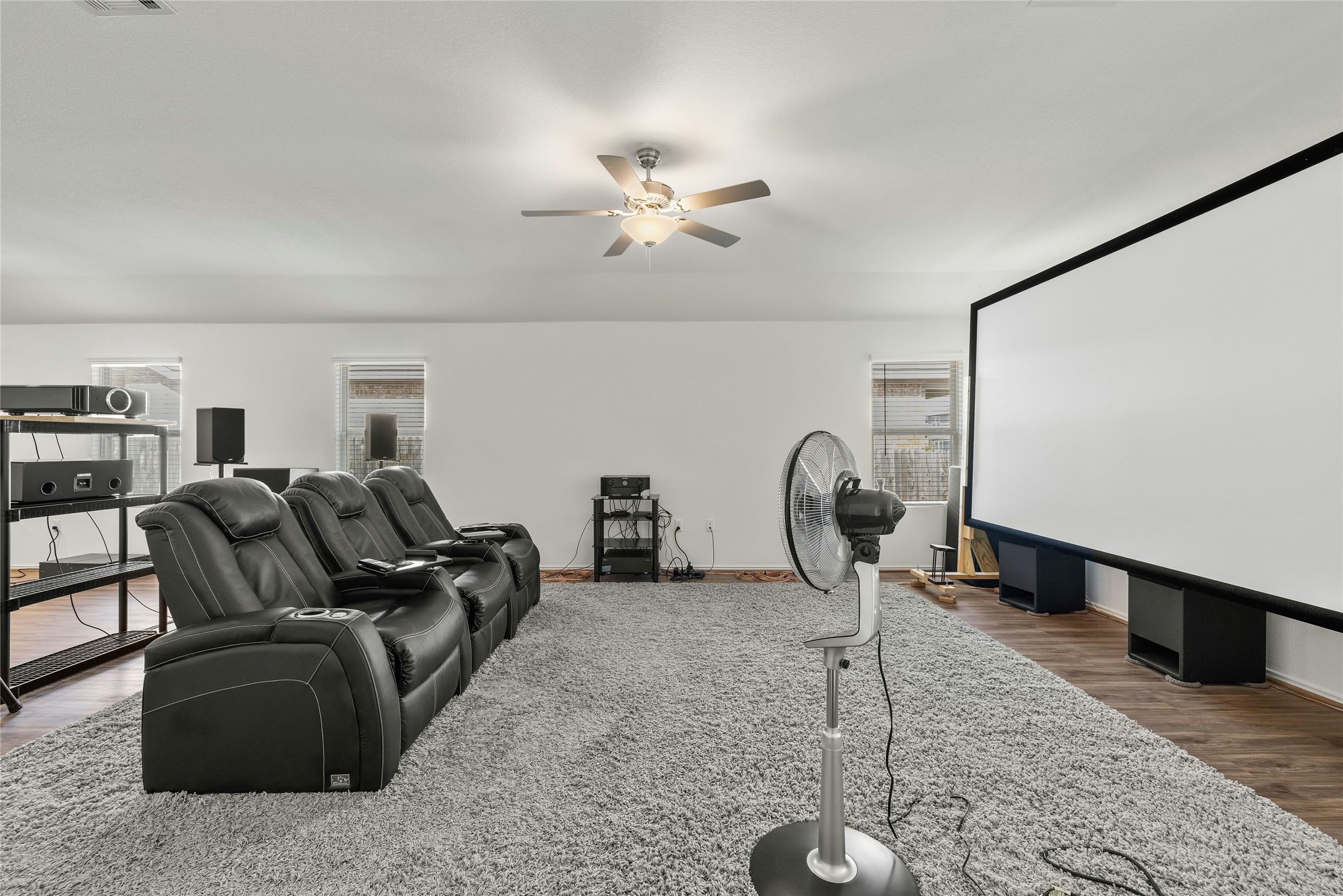 11813 Roscommon Trail Austin, TX 78754 - Photo 3 of 28 a living room with furniture