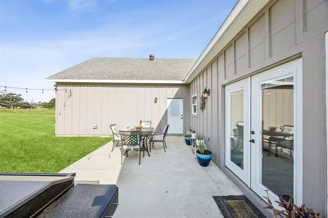 a view of a house with backyard and porch