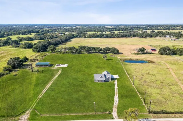 a view of a tennis court