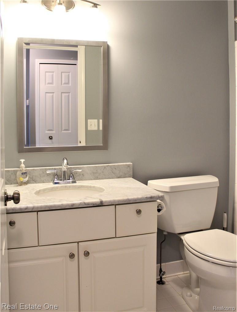 1164 Churchill Circle Rochester, MI 48307 - Photo 13 of 22 18.JPG Full hall bathrom