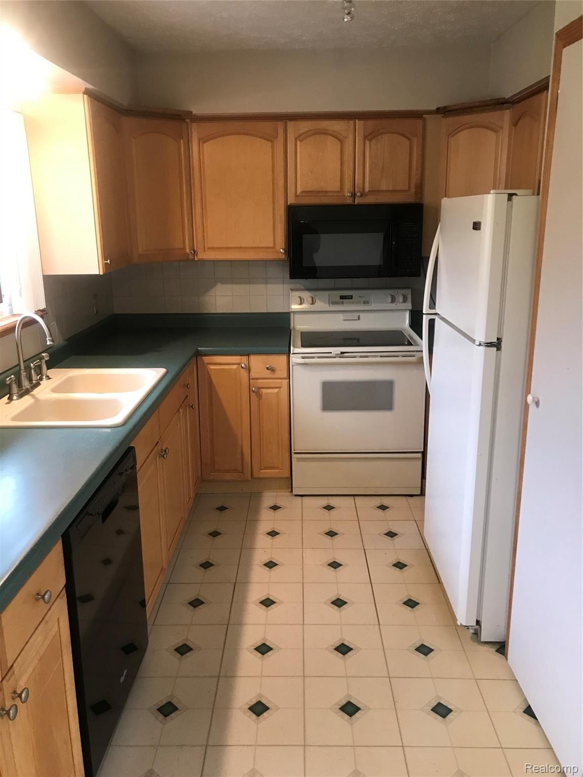 476 Harmon Road Howell, MI 48843 - Photo 9 of 32 IMG-1465.jpg