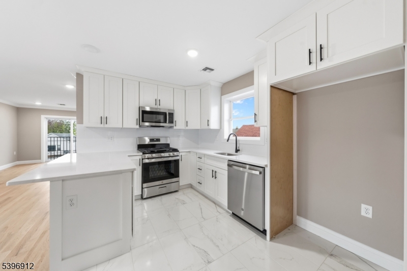 840 Martin Street Elizabeth, NJ 07201 - Photo 4 of 33