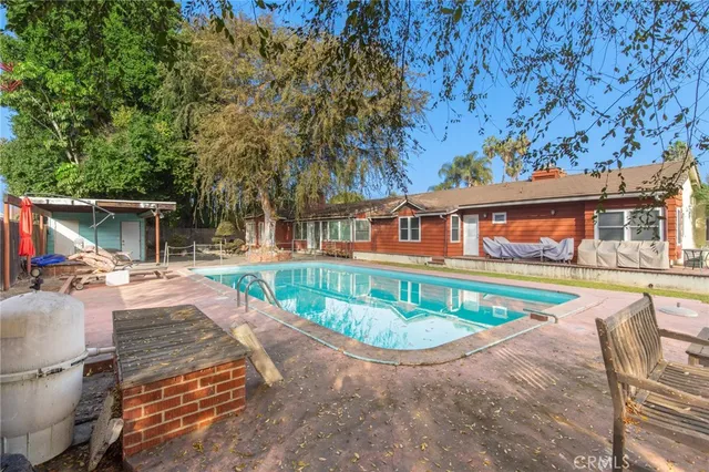 a house with swimming pool in front of it