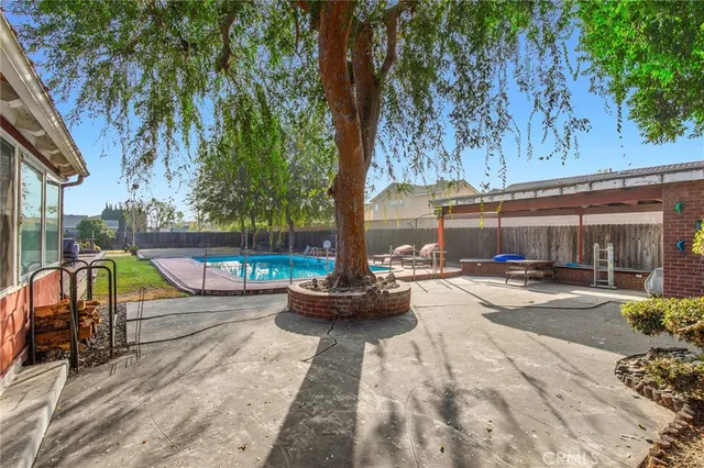 a view of a backyard