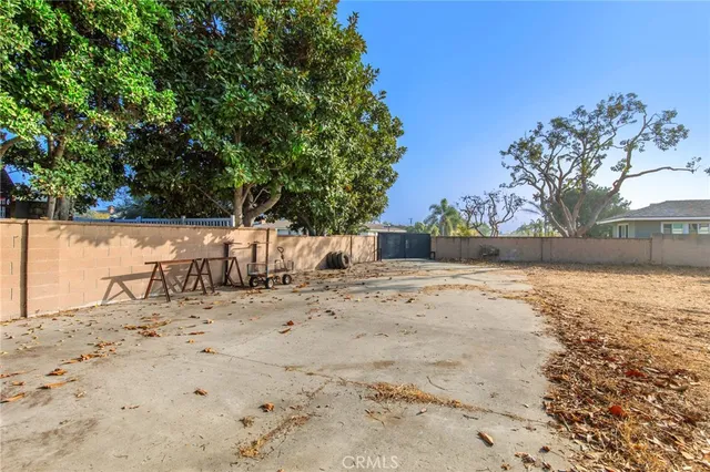 a view of a house with backyard and garden