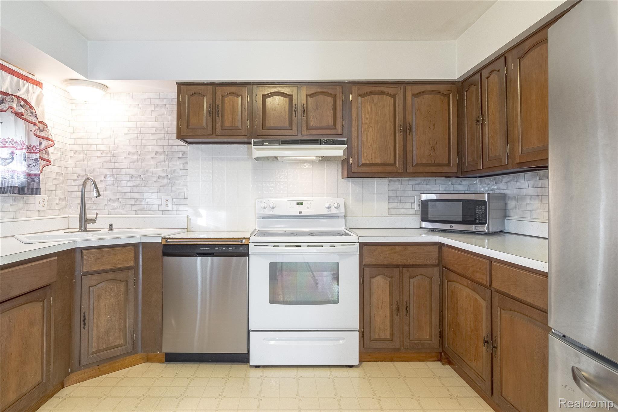 2730 Nadeau Road Monroe, MI 48162 - Photo 21 of 49 Kitchen