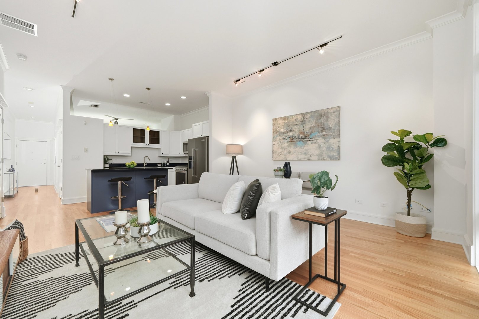 800 West Cornelia Avenue, Unit 307 Chicago, IL 60657 - Photo 11 of 22 a living room with furniture and a potted plant