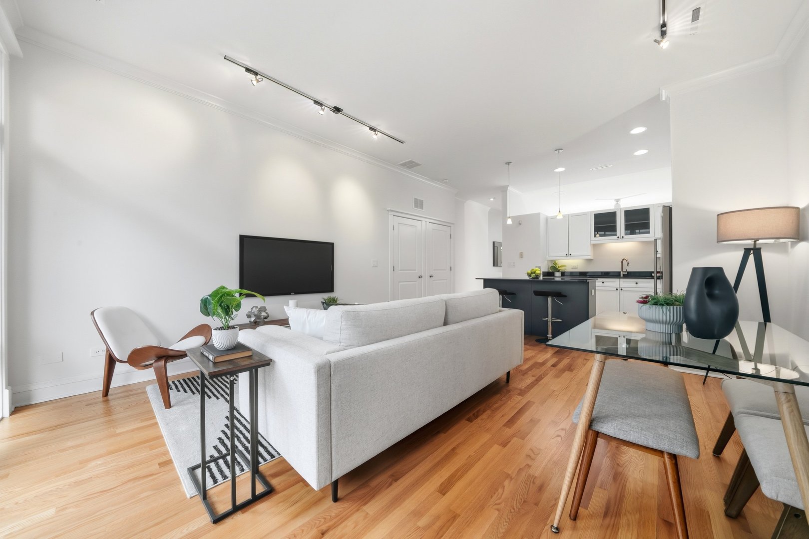 800 West Cornelia Avenue, Unit 307 Chicago, IL 60657 - Photo 13 of 22 a living room with furniture and a flat screen tv