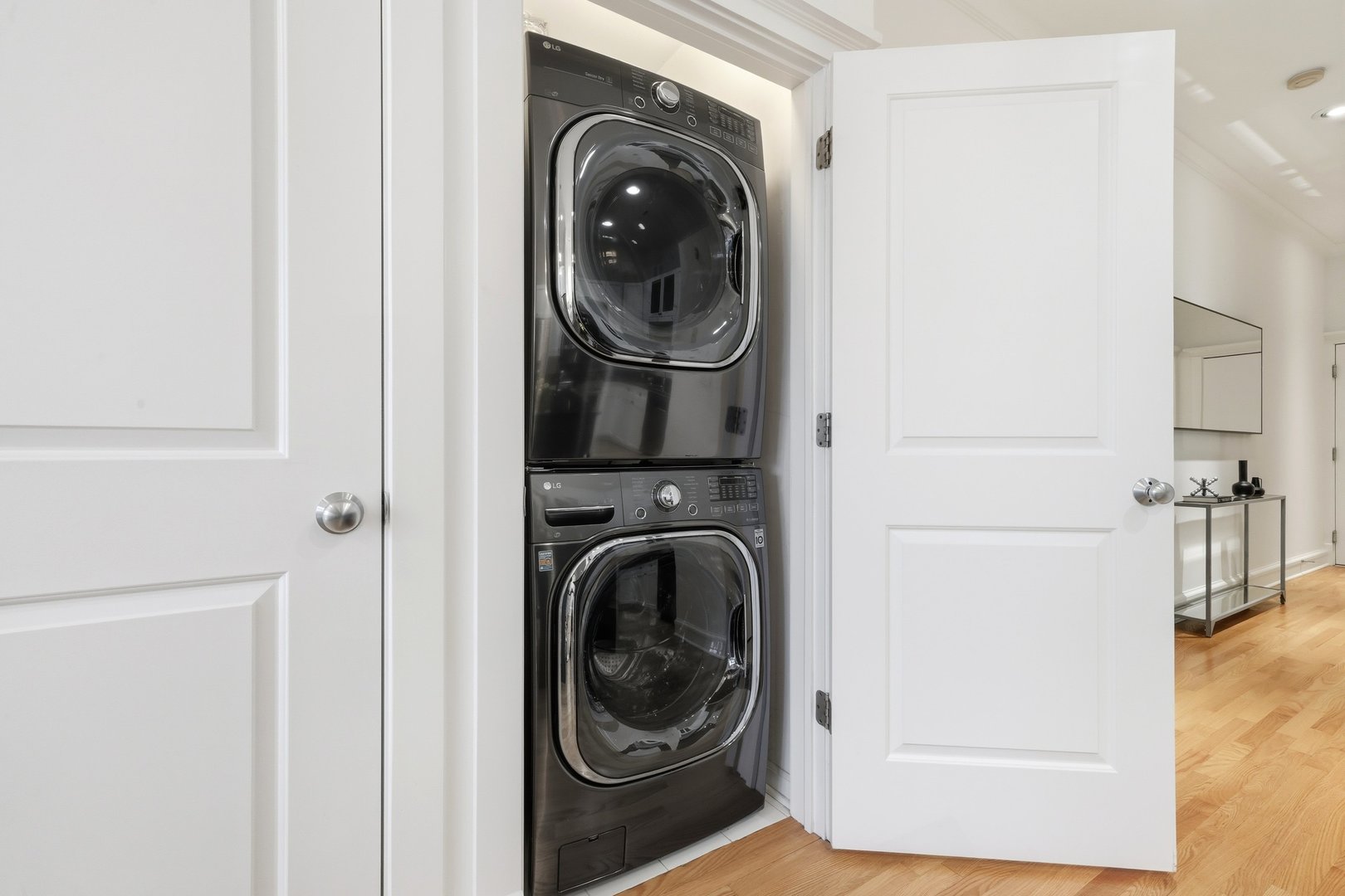 800 West Cornelia Avenue, Unit 307 Chicago, IL 60657 - Photo 21 of 22 a utility room with dryer and washer