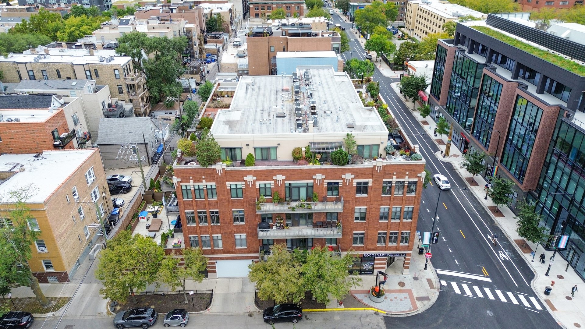 800 West Cornelia Avenue, Unit 307 Chicago, IL 60657 - Photo 4 of 22 an aerial view of a building