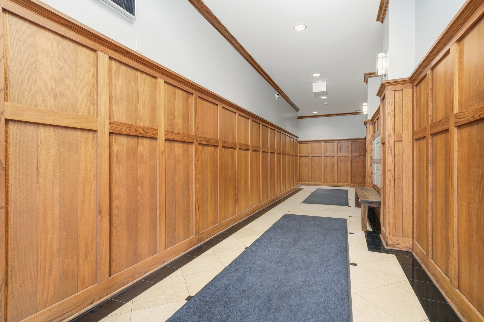 800 West Cornelia Avenue, Unit 307 Chicago, IL 60657 - Photo 5 of 22 a view of entryway