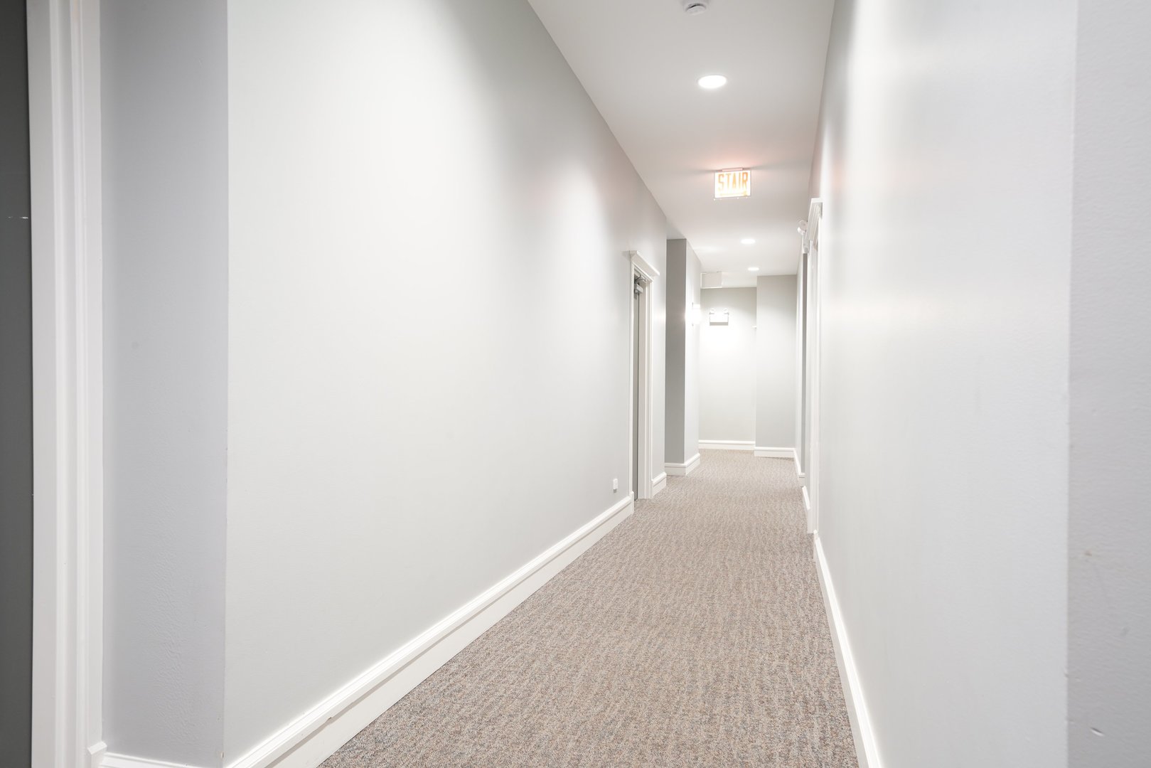 800 West Cornelia Avenue, Unit 307 Chicago, IL 60657 - Photo 6 of 22 a view of a hallway