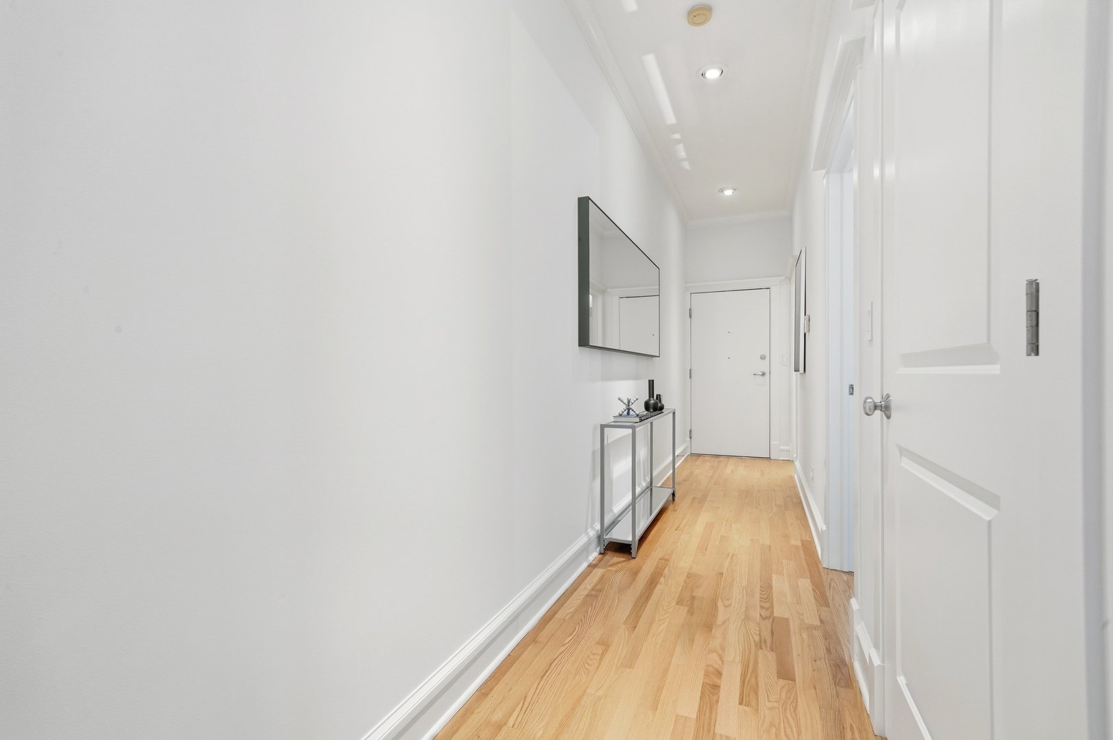 800 West Cornelia Avenue, Unit 307 Chicago, IL 60657 - Photo 9 of 22 a view of a bathroom with a bathtub