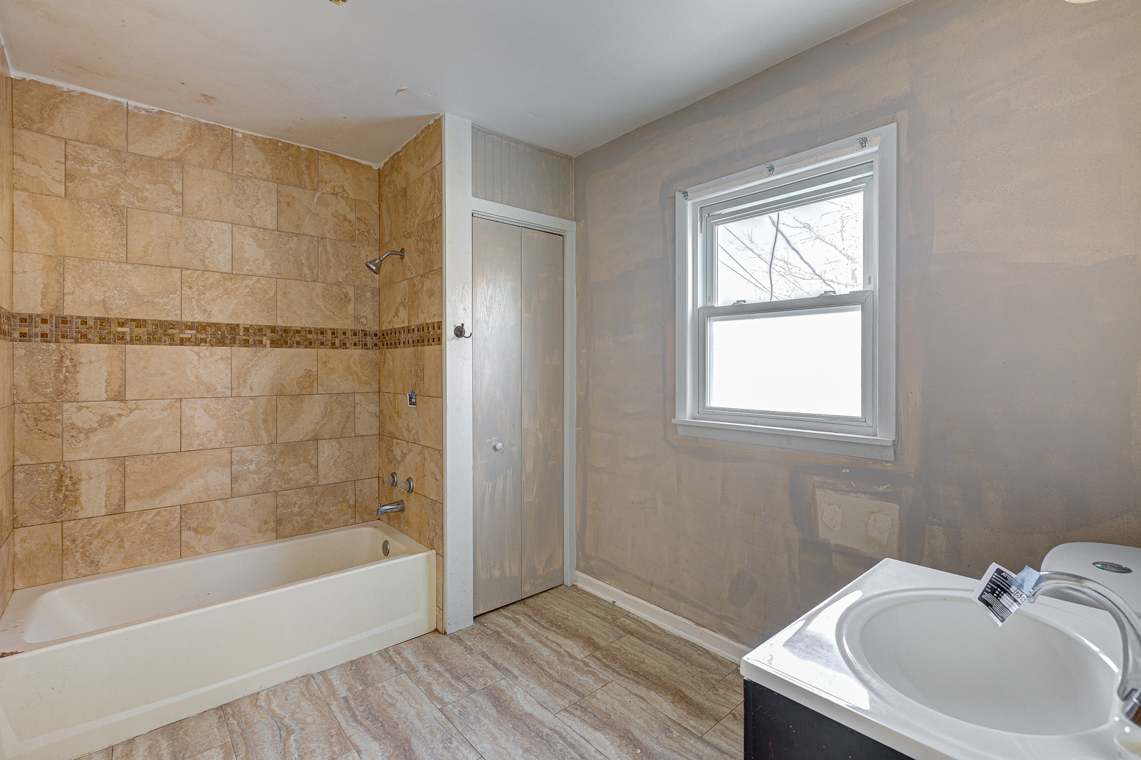 326 West Park Road Round Lake, IL 60073 - Photo 7 of 22 a bathroom with a sink a bathtub and a shower