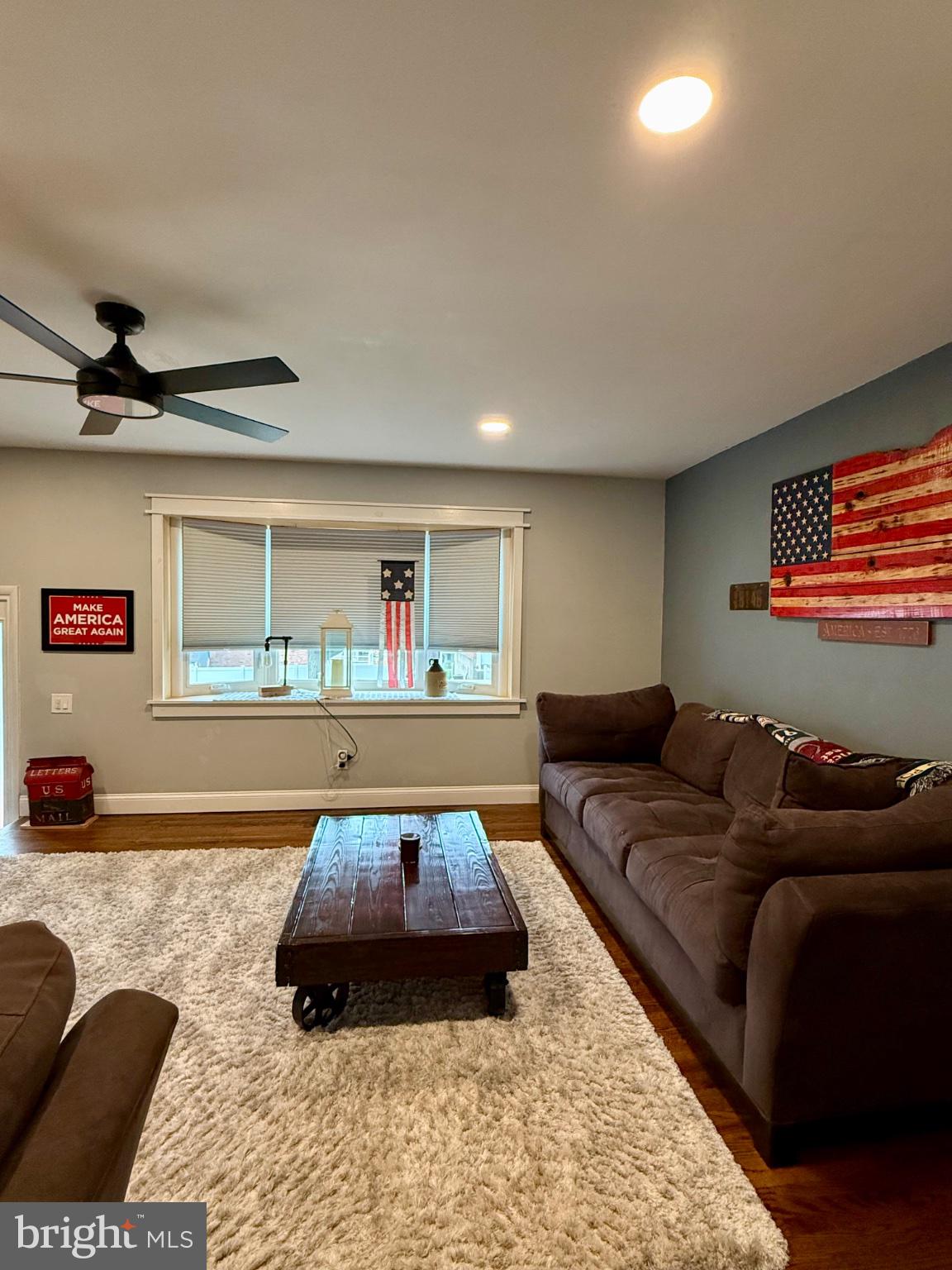 12820 Elnora Road Philadelphia, PA 19154 - Photo 9 of 31 Cozy living space with patriotic flair.