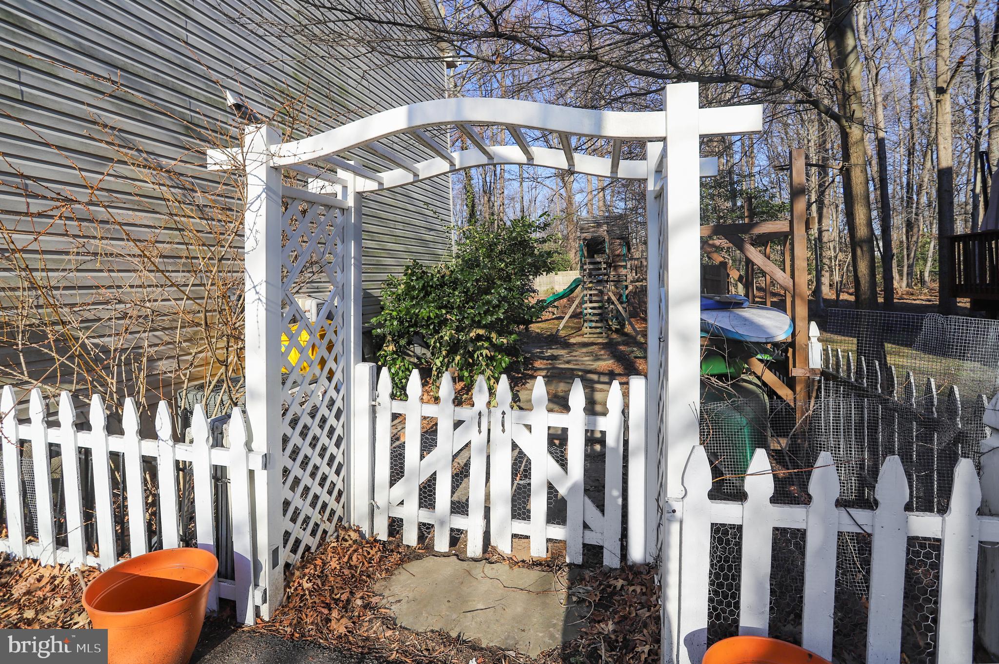 3613 Edgemont Street Edgewater, MD 21037 - Photo 36 of 62 Gate from driveway to backyard