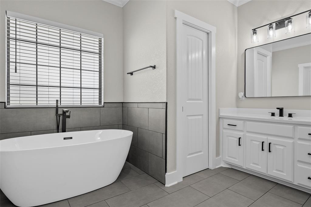 404 Casa Del Rancho Road Lorena, TX 76655 - Photo 13 of 36 a bathroom with a bathtub and a sink