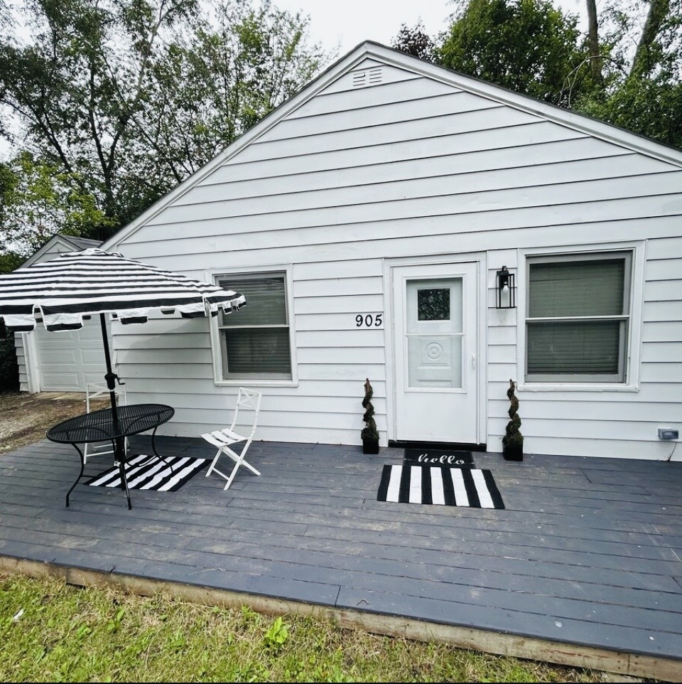 905 Rockland Road Lake Bluff, IL 60044 - Photo 11 of 16 a view of backyard with deck