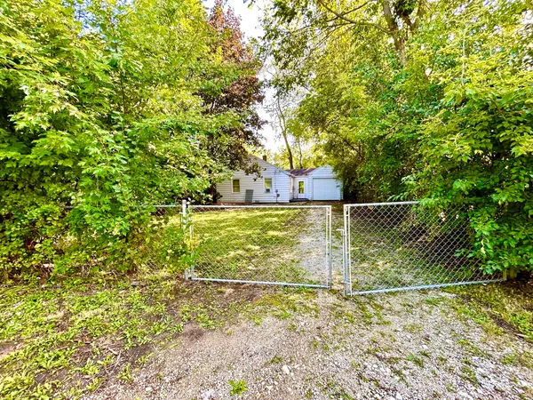 $350,000 | 905 Rockland Road, Lake Bluff, IL 60044