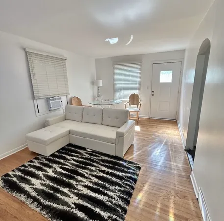 $350,000 | 905 Rockland Road, Lake Bluff, IL 60044