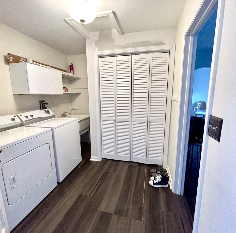 905 Rockland Road Lake Bluff, IL 60044 - Photo 6 of 16 a view of bathroom with a sink dryer and washer