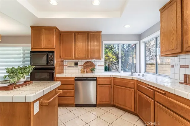 $949,000 | 29033 Shadow Valley Lane, Saugus, CA 91390